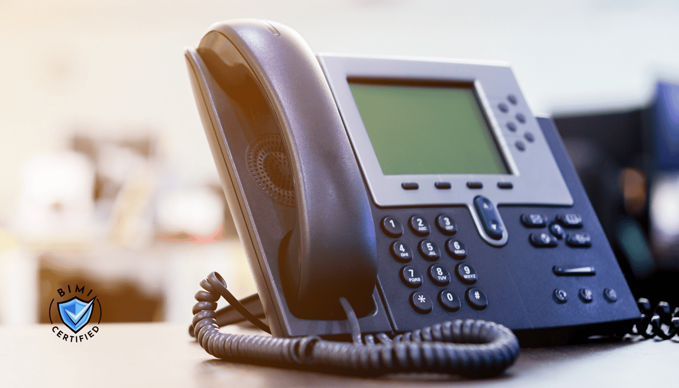 هاتف حديث على المكتب في انتظار مكالمة التحقق من BIMI
